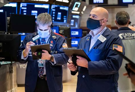 Tech weakness weighs on S&P/TSX composite, while U.S. stock markets rise